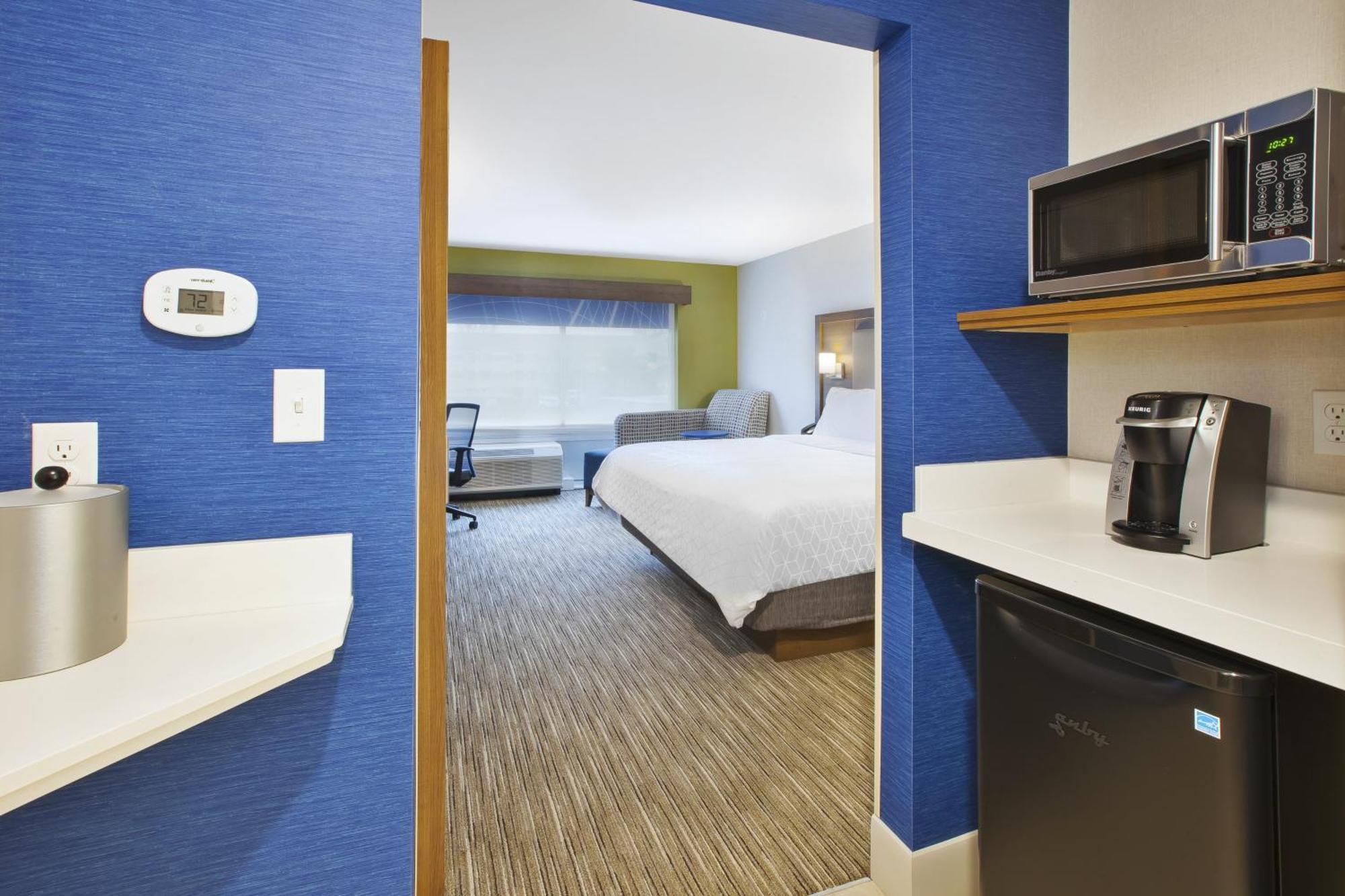 Holiday Inn Express & Suites Grand Rapids Airport North By Ihg Cascade Exterior photo
